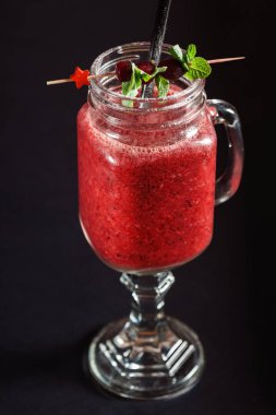 güler yüzlü siyah arka plan üzerine berry, yakın çekim