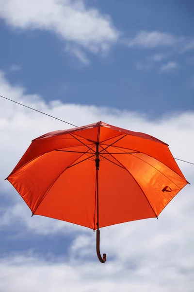 Paraguas Volando Sobre Cielo Azul Cerca — Foto de Stock