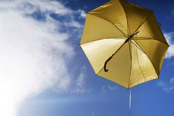 Paraplu Vliegen Een Blauwe Hemel Close — Stockfoto