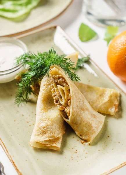 Crêpes Farcies Avec Sauce Gros Plan — Photo