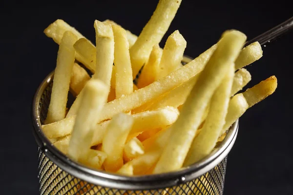 Pommes Auf Schwarzem Hintergrund Nahaufnahme — Stockfoto