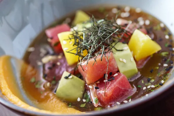 Plato Con Salmón Mango Primer Plano —  Fotos de Stock