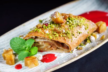 elma strudel soslu, yakın çekim