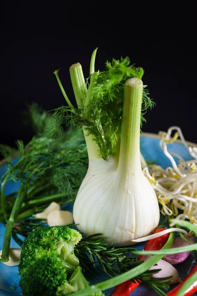 皿の上の新鮮な野菜をクローズ アップ — ストック写真