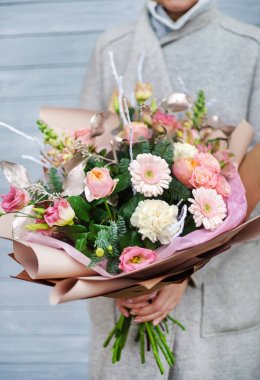 kadın elinde güzel buket 