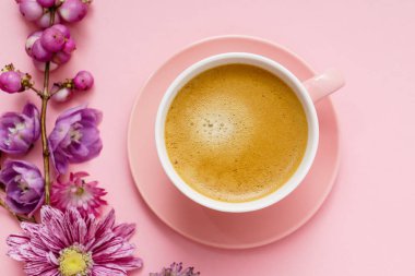 kahve pembe pastel masa üstü görünümünde yakın çekim 