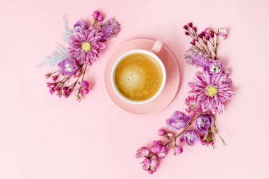 kahve pembe pastel masa üstü görünümünde yakın çekim 