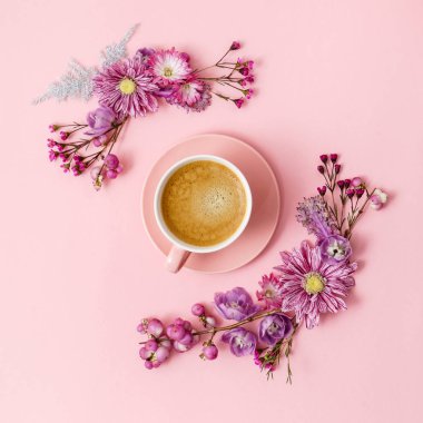 Bir fincan kahve, yakın çekim. 