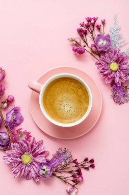 kahve pembe pastel masa üstü görünümünde yakın çekim 