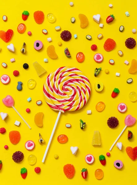 Colorful Candies Yellow Background — Stock Photo, Image