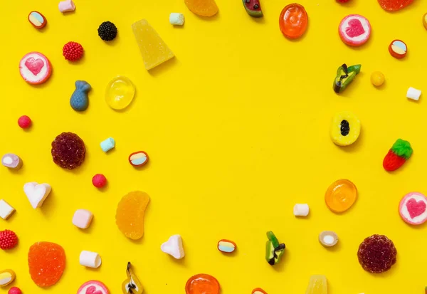 Caramelos Colores Sobre Fondo Amarillo — Foto de Stock