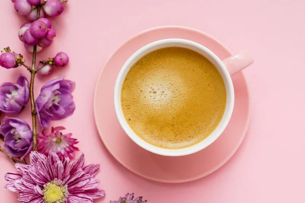 kahve pembe pastel masa üstü görünümünde yakın çekim 