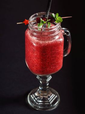 güler yüzlü siyah arka plan üzerine berry, yakın çekim