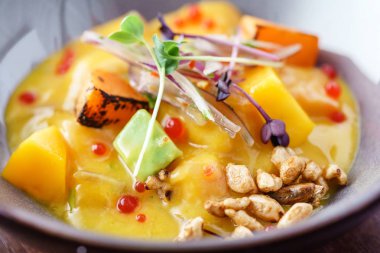 Somon ve mango, yakın çekim
