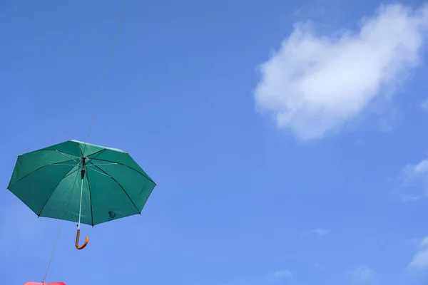 Paraplu Vliegen Een Blauwe Hemel — Stockfoto