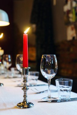 Masa mumlarla düğün, yakın çekim 