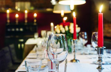 Masa mumlarla düğün, yakın çekim 