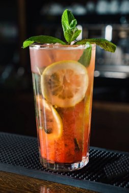 kokteyl barda, yakın çekim