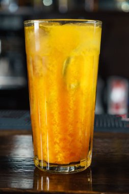 kokteyl barda, yakın çekim