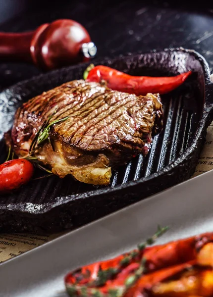 Serpenyőben Sült Steak Közelről — Stock Fotó
