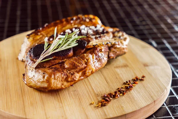 Bife Saboroso Com Molho Perto — Fotografia de Stock