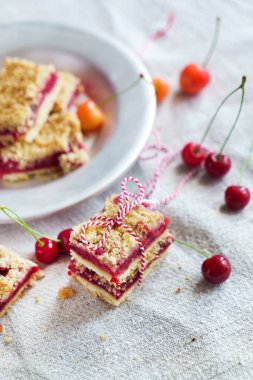 Masanın üzerinde kiraz kek yakın çekim