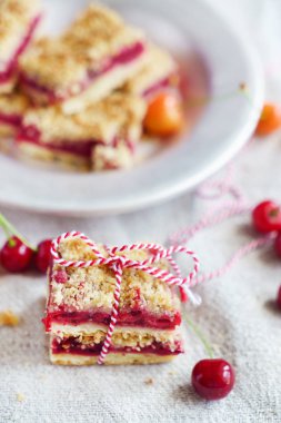 Masanın üzerinde kiraz kek yakın çekim