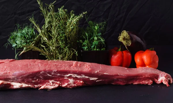 Viande Crue Aux Herbes Gros Plan — Photo