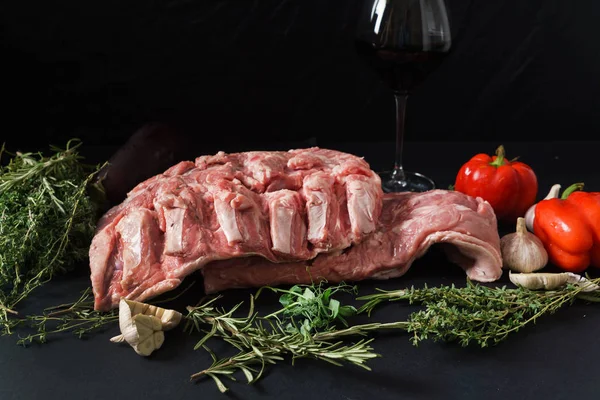 Close Van Rauw Vlees Met Kruiden — Stockfoto