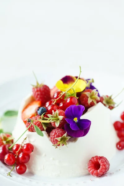 Postre Con Bayas Cerca — Foto de Stock