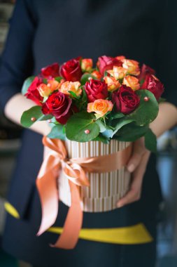 kadın elinde güzel buket 