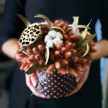 kadın elinde güzel buket 