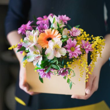 kadın elinde güzel buket 