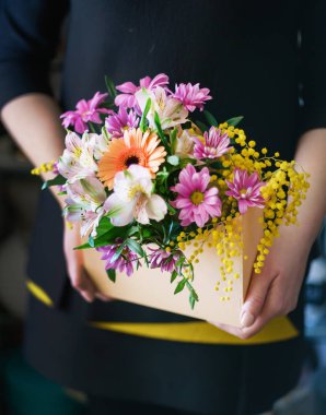 kadın elinde güzel buket 