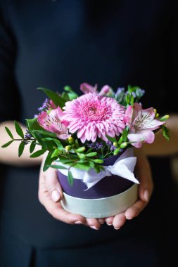 kadın elinde güzel buket 