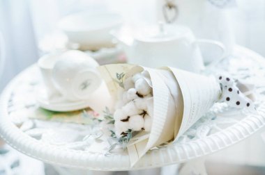 çiçekler ve çay bardağı ile masa, yakın çekim