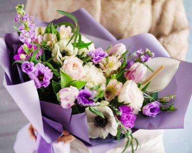 kadın elinde güzel buket 