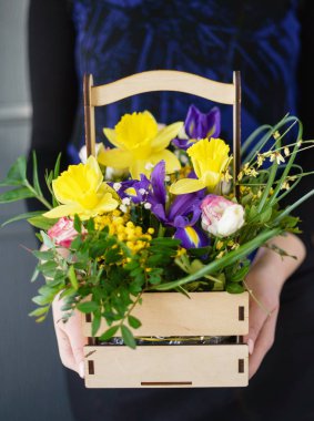 kadın elinde güzel buket 