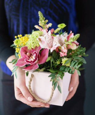 kadın elinde güzel buket 