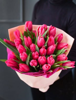 kadın elinde güzel buket 