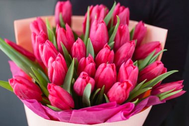 kadın elinde güzel buket 