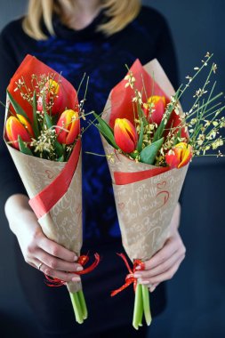 kadın elinde güzel buket 