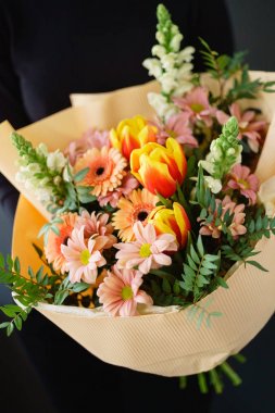 kadın elinde güzel buket 