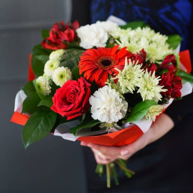 kadın elinde güzel buket 