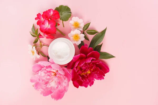 Cremas Cosméticas Con Flores Rosas Cerca — Foto de Stock