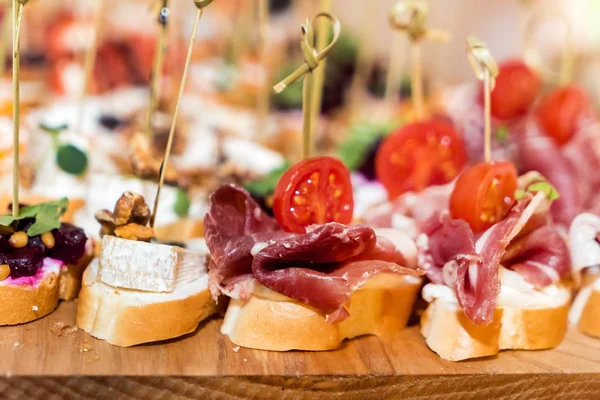 Tapas Sul Tavolo Del Catering Vicino — Foto Stock