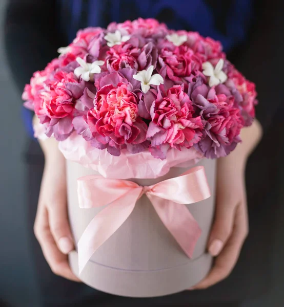 Bouquet Agradável Nas Mãos Mulher — Fotografia de Stock