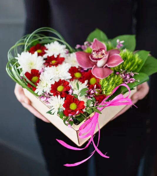 Bouquet Agradável Nas Mãos Mulher — Fotografia de Stock