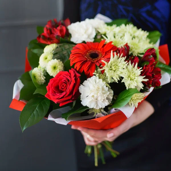 Bouquet Agradável Nas Mãos Mulher — Fotografia de Stock
