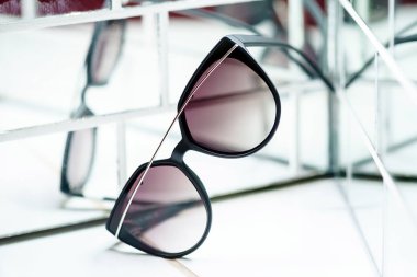 güneş gözlüğü, Satılık dükkan yakın çekim